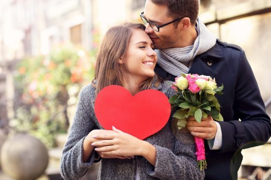 Rüyada Okul Arkadaşını Yeni Sevgili Aşkı Olarak Cafede Görmek