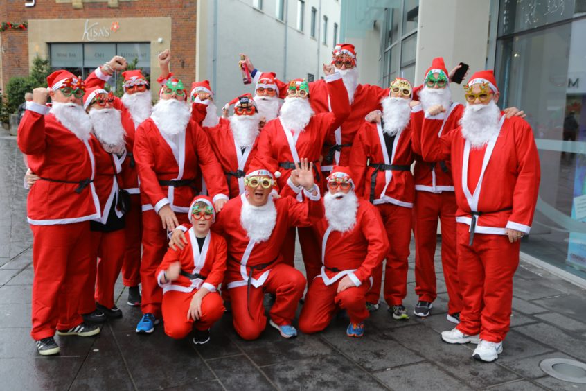 https://www.thecourier.co.uk/wp-content/uploads/sites/12/2019/12/DNic_Perth_Santa_Run-11-846x564.jpg