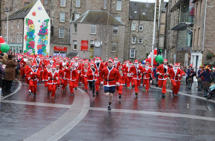https://www.thecourier.co.uk/wp-content/uploads/sites/12/2019/12/DNic_Perth_Santa_Run-15-857x564.jpg