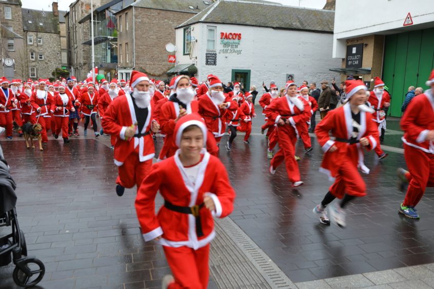 https://www.thecourier.co.uk/wp-content/uploads/sites/12/2019/12/DNic_Perth_Santa_Run-17-846x564.jpg