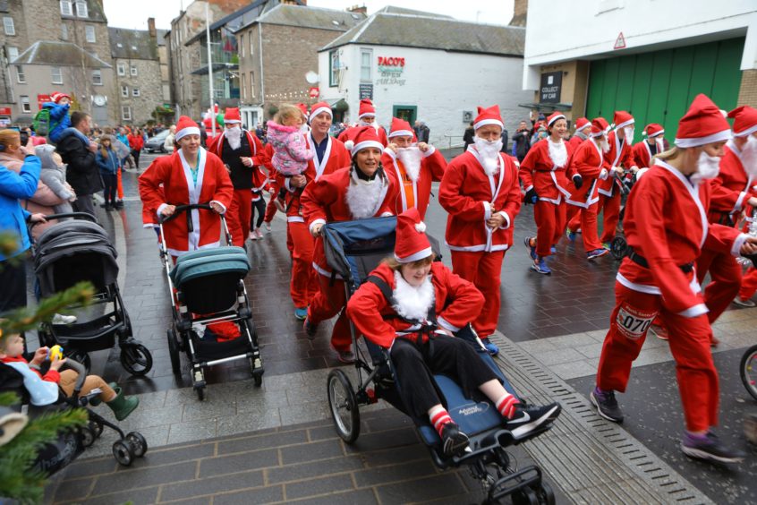 https://www.thecourier.co.uk/wp-content/uploads/sites/12/2019/12/DNic_Perth_Santa_Run-24-846x564.jpg