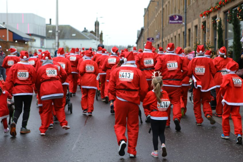 https://www.thecourier.co.uk/wp-content/uploads/sites/12/2019/12/DNic_Perth_Santa_Run-25-846x564.jpg