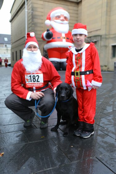 https://www.thecourier.co.uk/wp-content/uploads/sites/12/2019/12/DNic_Perth_Santa_Run-4-376x564.jpg