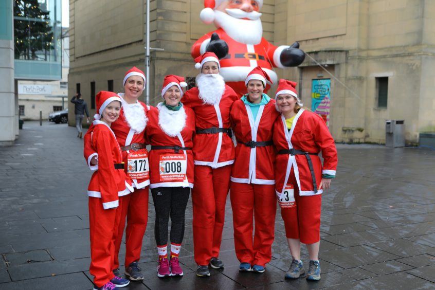 https://www.thecourier.co.uk/wp-content/uploads/sites/12/2019/12/DNic_Perth_Santa_Run-6-846x564.jpg