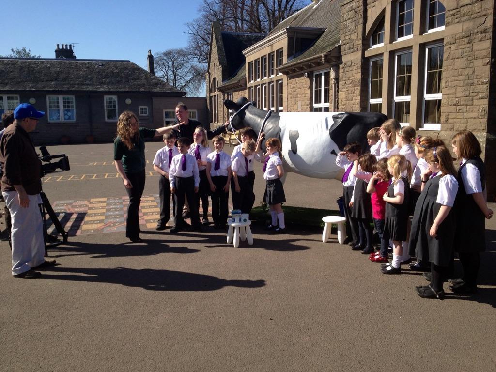 Phil Tufnell with pupils of Longforgan Primary School and a cow from Horn Imports.