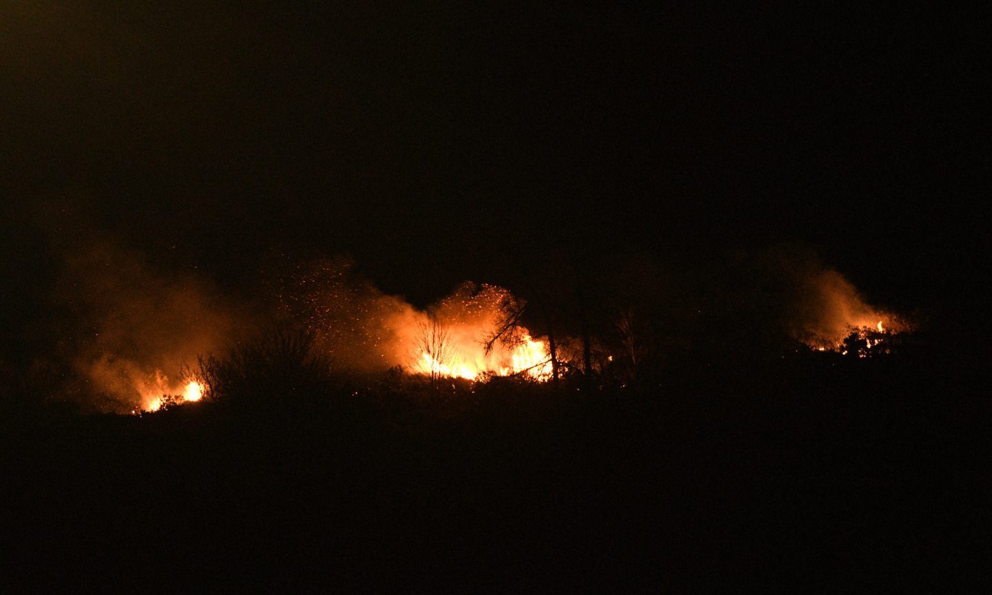 Firefighters tackle large hillside fire in Abernethy